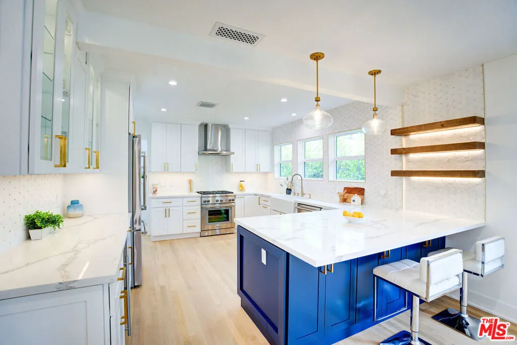 1027 S Lucerne Boulevard, Los Angeles, California 90019 home-pic-5